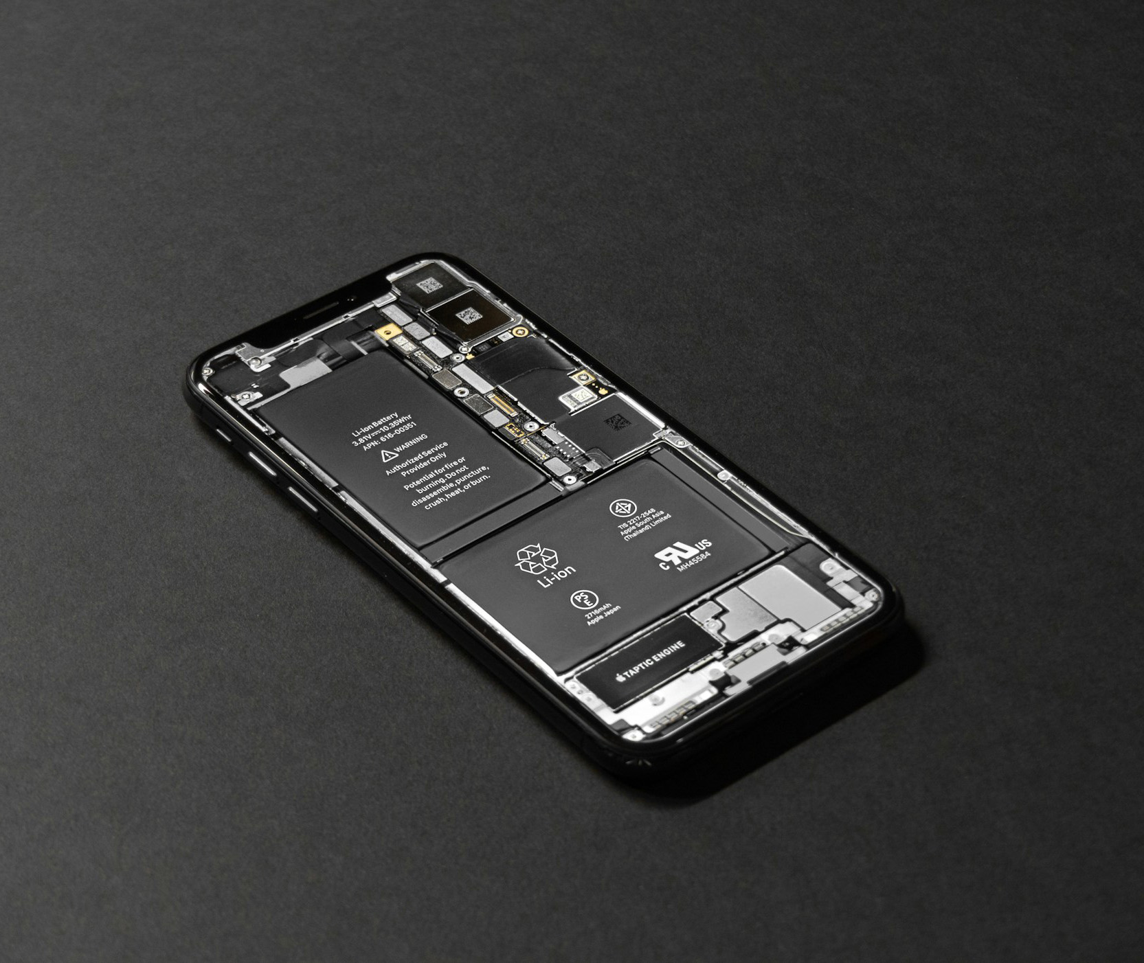 Geöffnetes Handy in der Reparatur